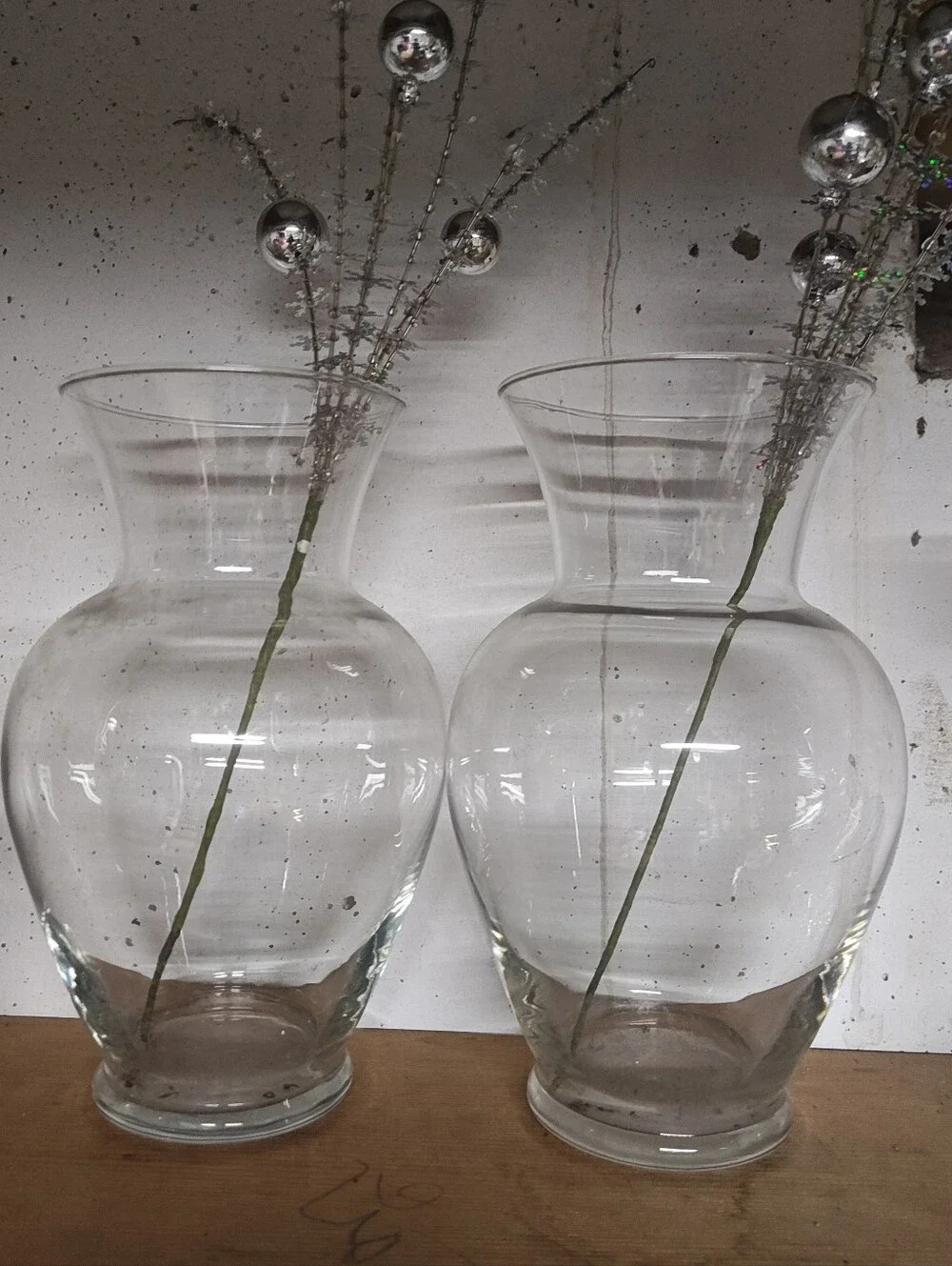 A Set Of Clear Glass Decorative Vase - Classic Curved Design